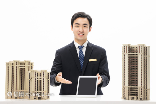 帥氣房產(chǎn)中介的樓盤展示電腦 引領(lǐng)住房出租新風(fēng)尚
